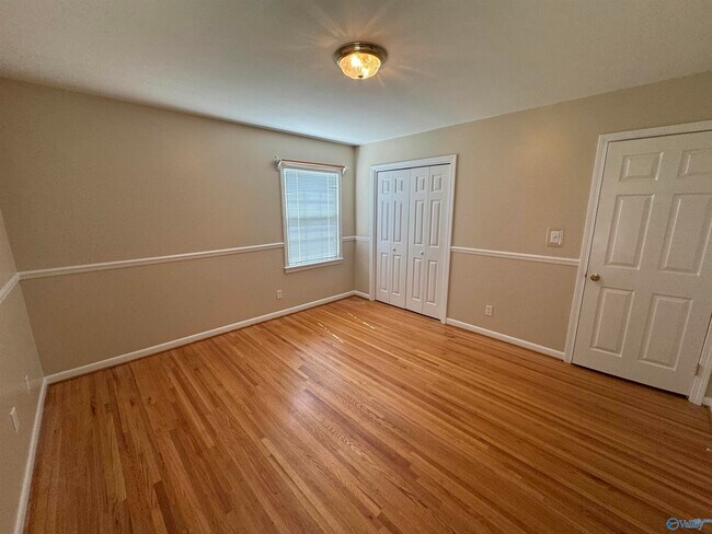 Building Photo - 816 Mira Vista Dr SE