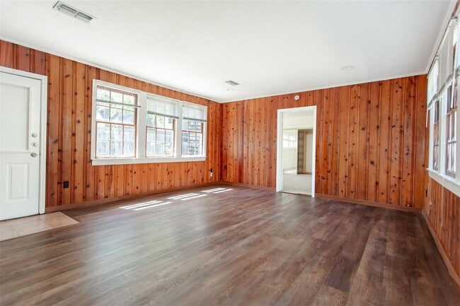 Building Photo - Charming 2-Bedroom, 1/5-Bath Home in Little Forest Hills