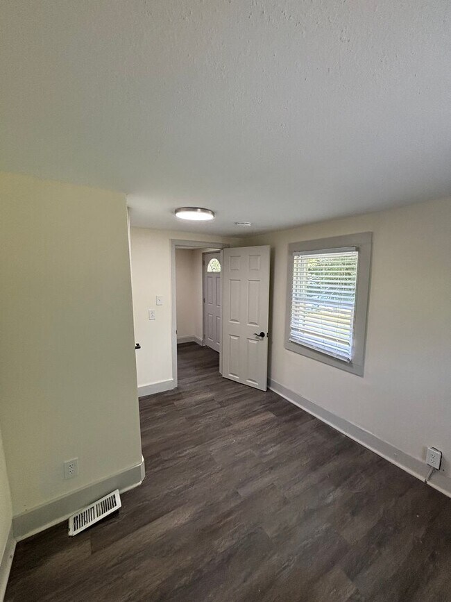 Building Photo - Freshly Renovated 3-Bed, 2-Bath Home Just ...