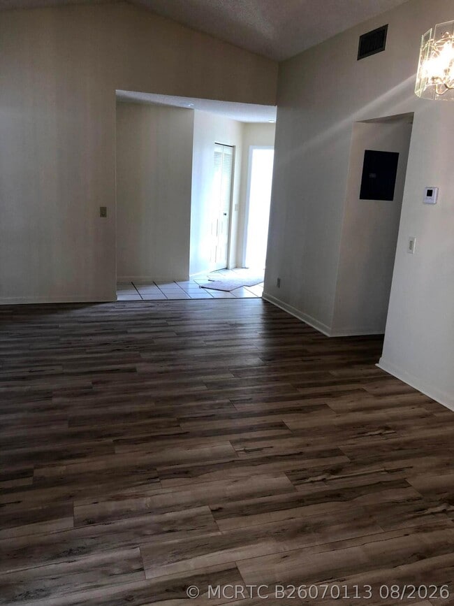 Building Photo - 1371 Cottonwood Cir