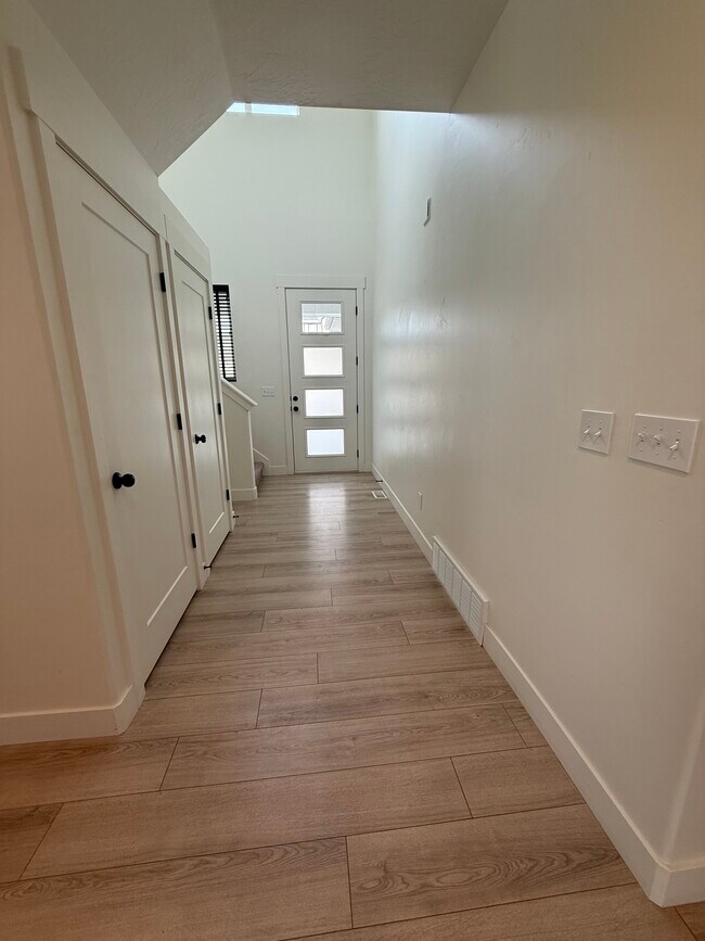 Building Photo - 4724 E Lk Cor Dr