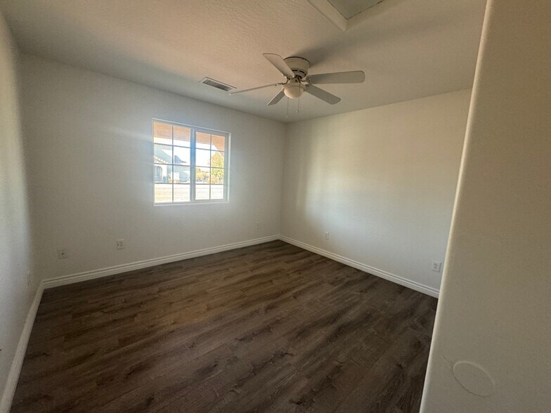 Building Photo - 2702 E Juniper Ave