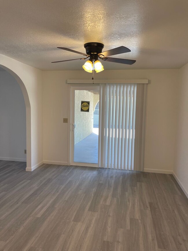 Building Photo - Unfurnished Full Time