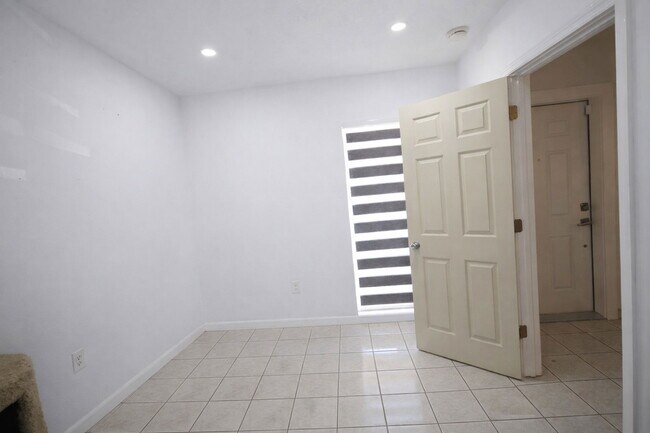 Building Photo - 4306 SW 131st Ave