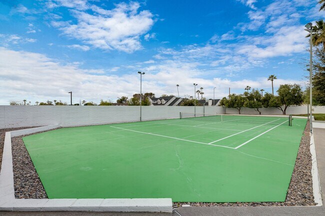 Building Photo - Mid-century modern home in Arcadia with pr...