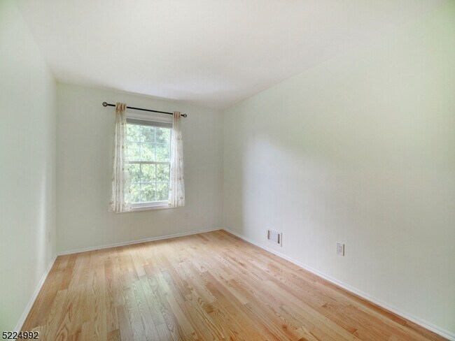 Building Photo - 402 Marten Rd