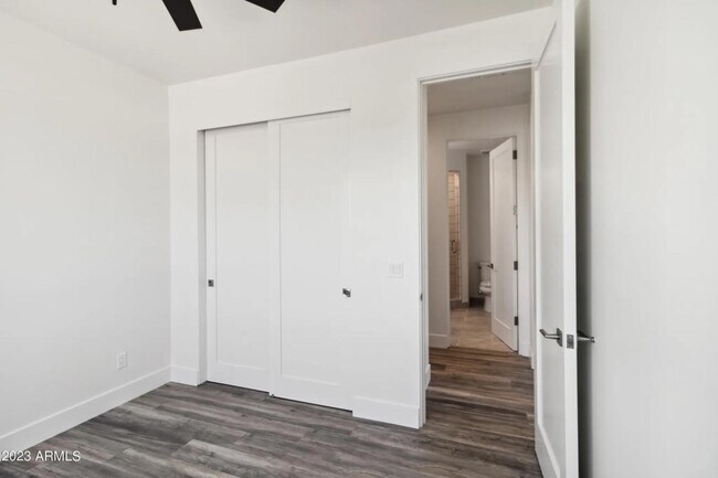 Building Photo - 902 W Hazelwood St