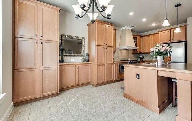 Building Photo - Upscale living in this fabulous Townhome!