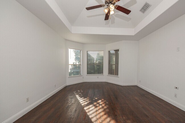 Building Photo - Spacious and beautifully designed with 5 bedrooms, 4 bath in a desirable location.