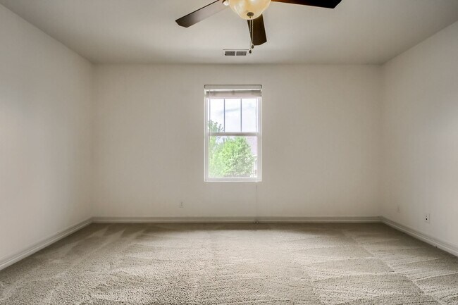 Building Photo - Beautiful 3 bedroom townhome in Central Pa...