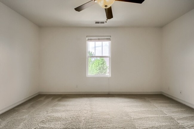 Building Photo - Beautiful 3 bedroom townhome in Central Park (Stapleton) Neighborhood