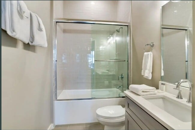 Building Photo - Stunning Furnished Townhouse in the South ...