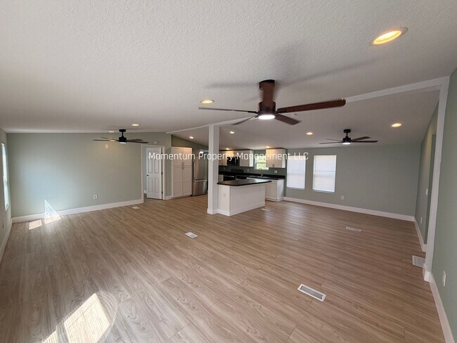 Building Photo - BEAUTIFUL 3/2 AVAILABLE NOW! ASK ABOUT OUR SPECIALS!!!