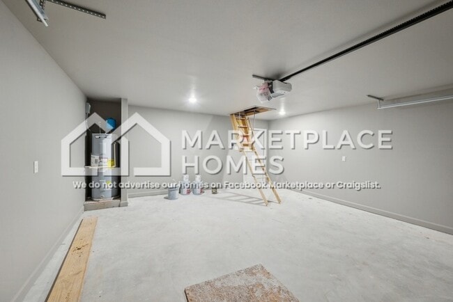 Building Photo - 1402 W 11th St
