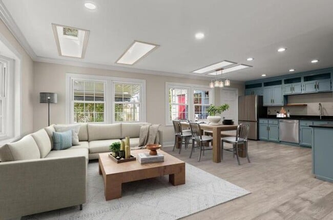 Building Photo - Home with Private Garden Oasis