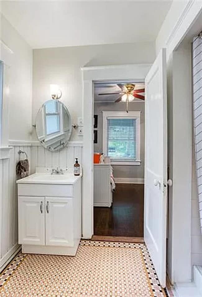 Building Photo - Charming West Plaza Bungalow