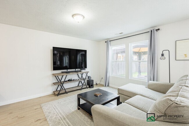 Building Photo - 3 Bed 2.5 Bath Home