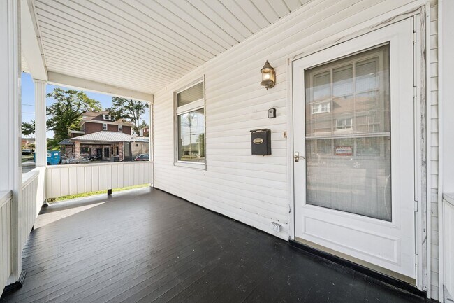 Building Photo - Fresh 3 bedroom home in Jeannette availabl...