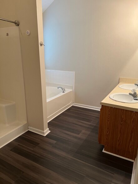 Building Photo - 827 Hannah Ct