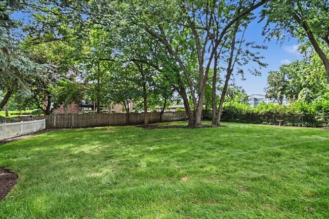 Building Photo - 1120 Summit Hills Ln