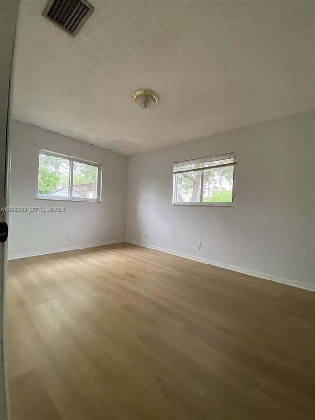 Building Photo - 6132 SW 39th St