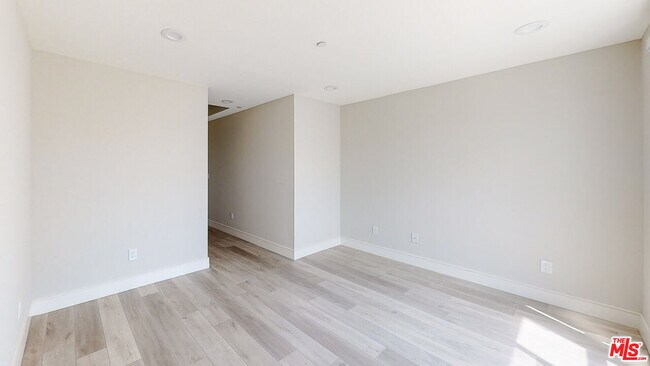 Building Photo - 953 Mariposa Ave