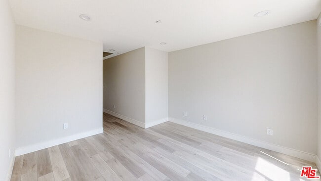 Building Photo - 953 N Mariposa Ave