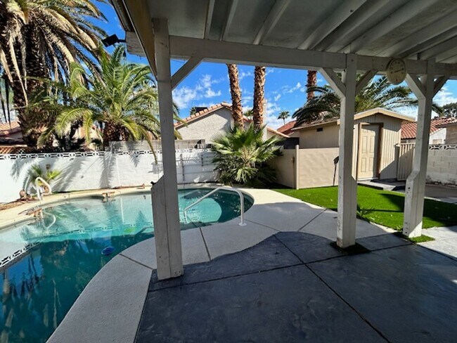 Building Photo - STUNNING 4 BEDROOM 3 BATH, 2 STORY HOME WI...
