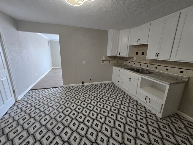 Building Photo - LIMITED TIME**NO APPLICATION FEE**1/2 OFF DEPOSIT**