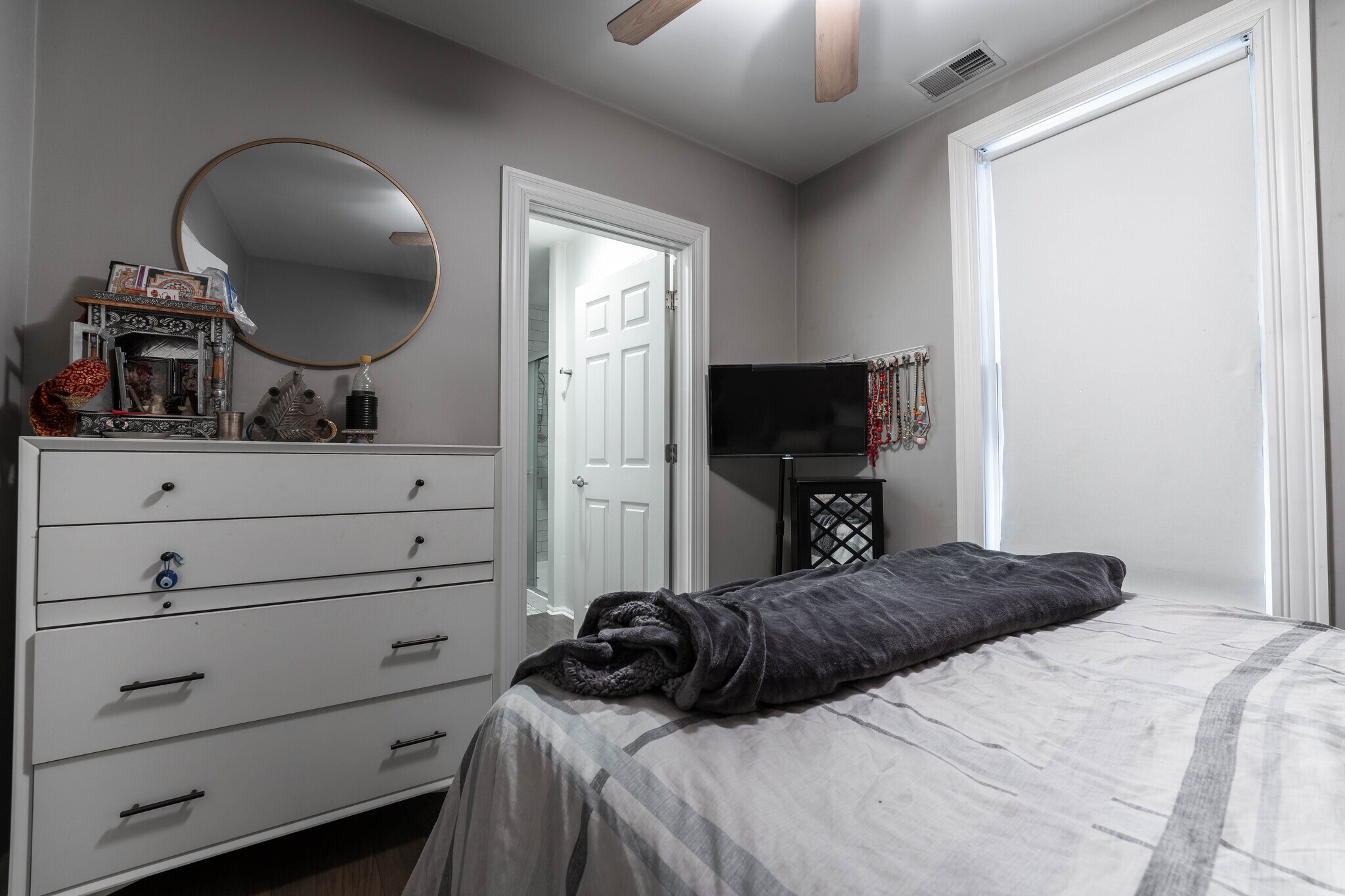 Building Photo - 2651 W Armitage Ave