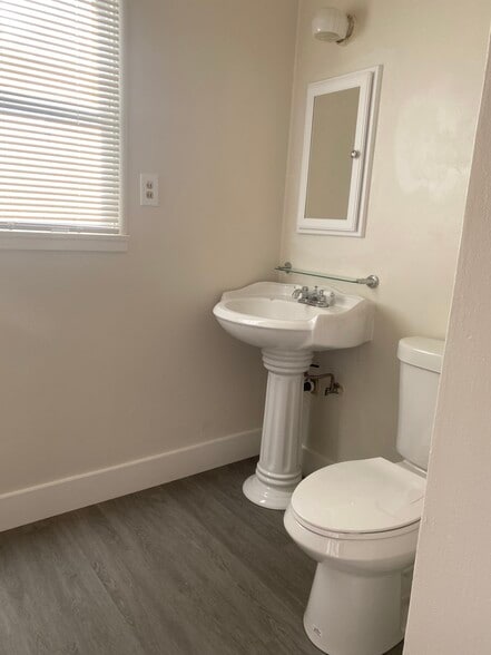 Bathroom - 426 Cross St