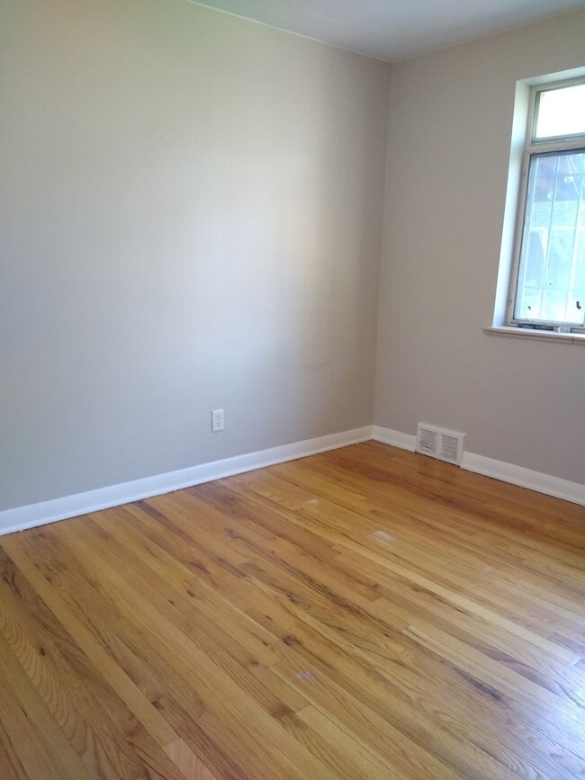 Building Photo - Park Hill 2 Bedroom 1 Bath Central Air! At...