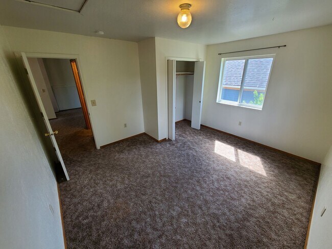 Building Photo - Sherwood Duplex and House