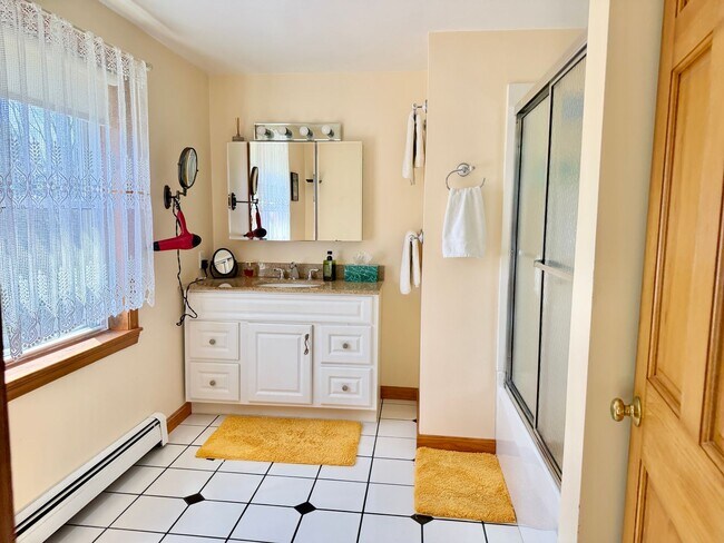 Building Photo - Meticulously Maintained 3BD/2.5BA Home in Quiet Westbrook Neighborhood!