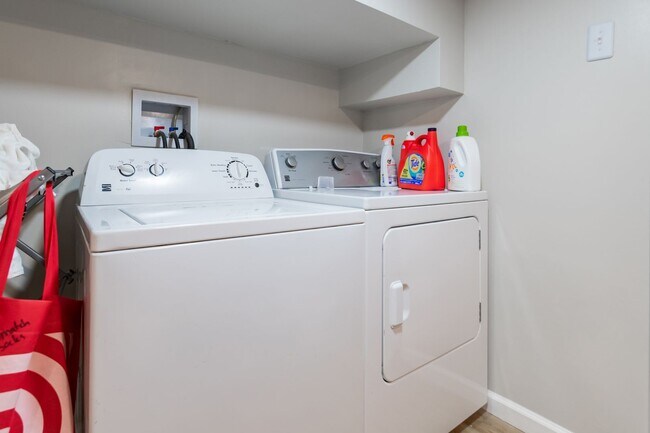 Building Photo - Two Bed East Kensington Townhouse