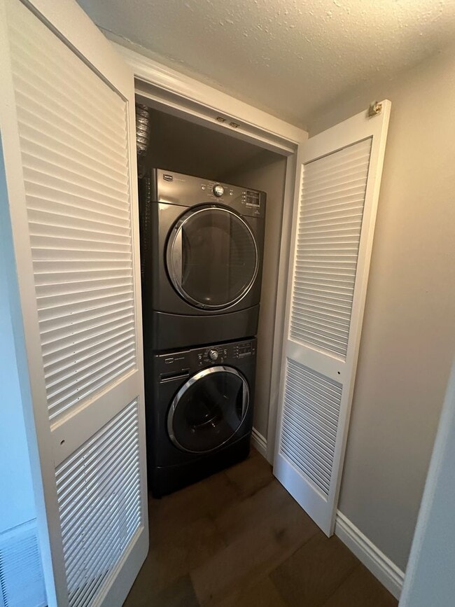 Building Photo - PRIME HOLLYWOOD CONDO!!! 2 Bed/2 Bath LUXURY LIVING!