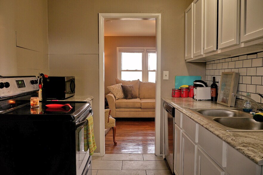 Building Photo - 3428 Charlotte St