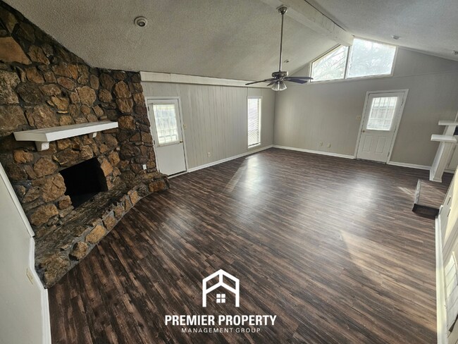 Building Photo - Spacious 3BR Memphis Home with Vaulted Ceilings, Fireplace & Fenced Backyard