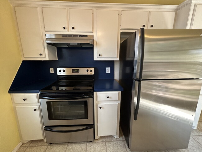 Building Photo - Beautiful House Located On Cul-De-Sac & Do...