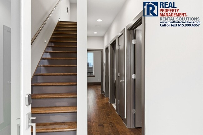 Building Photo - Lovely 2BR/1.5BA end unit townhome 5 mins from Downtown Nashville with washer/dryer included!