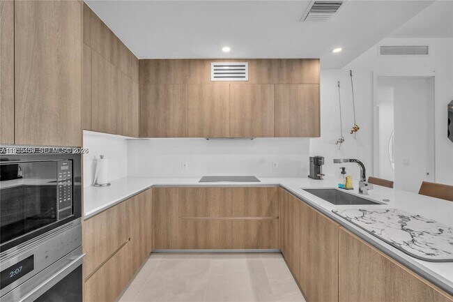 Building Photo - 17550 Collins Ave