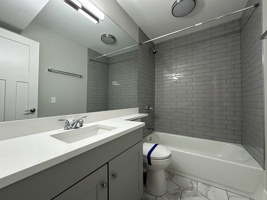 Building Photo - 1220 N La Salle Dr