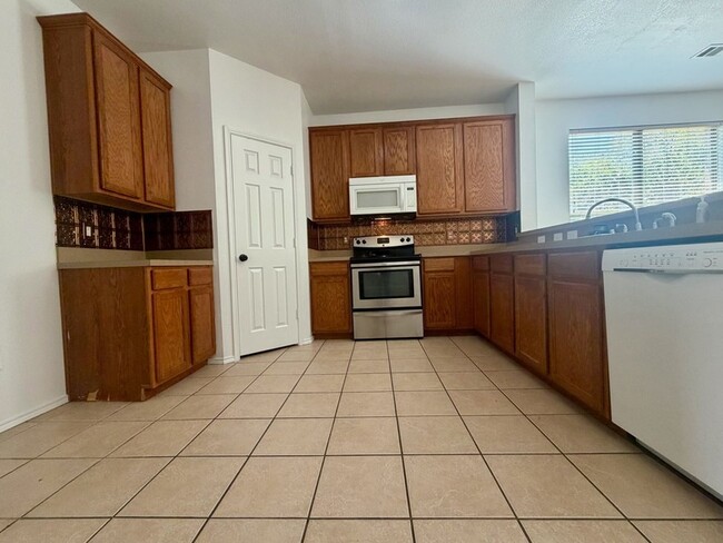 Building Photo - 5919 Waterford Dr