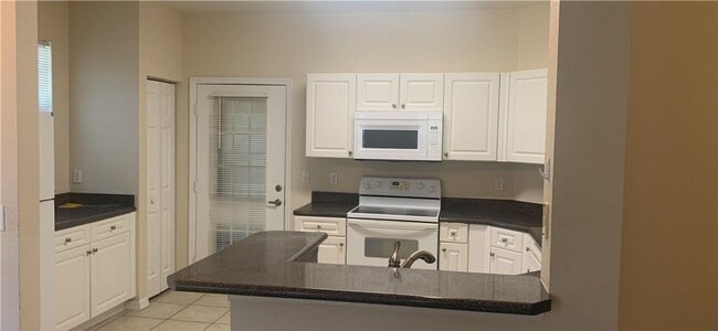 Building Photo - 4/2/2 Beautiful Condo