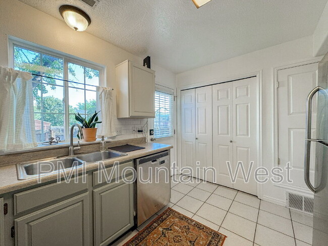 Building Photo - 446 E Parkside Cir