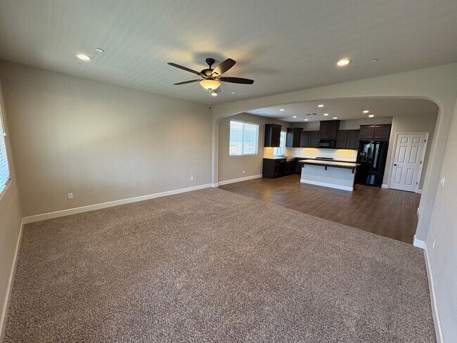 Building Photo - Lovely SE Tulare available now!