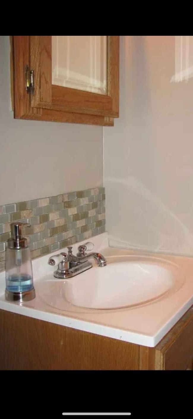 Building Photo - 400 E Buckner St