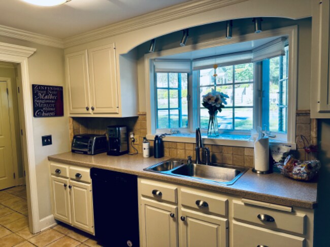 Building Photo - 165 Richardson Dr