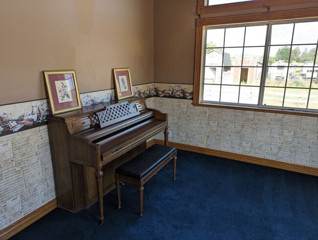 Building Photo - Very large 5 Bedroom