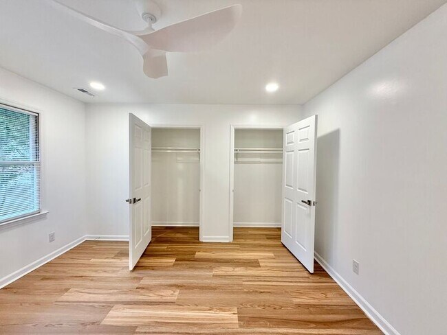Building Photo - 209 Bramble Ct